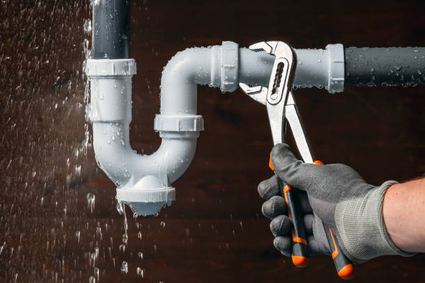 Professional Emergency Plumber technician working in Leesburg, NJ